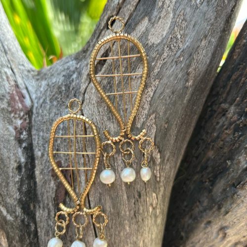 Golden earrings with white pearls